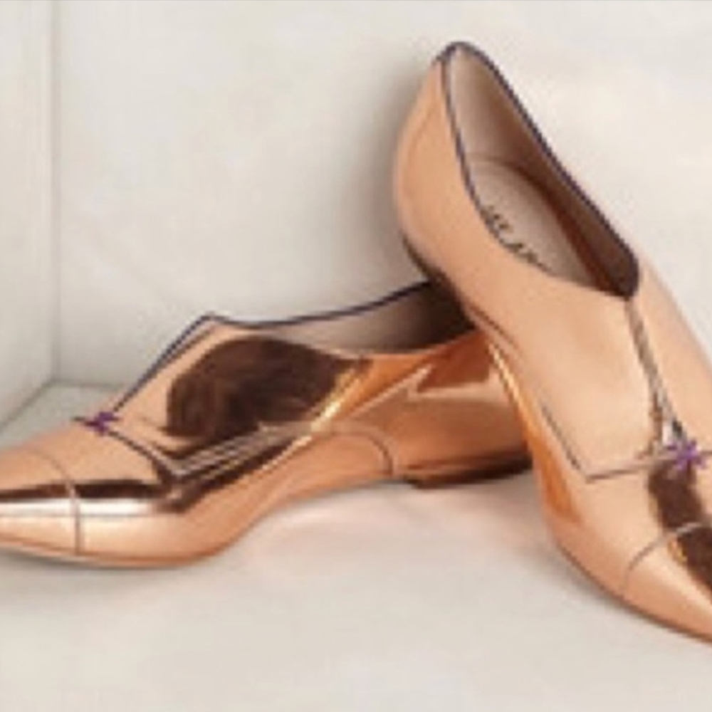 Gold Minimalist Flats with Pointed Toe Design
